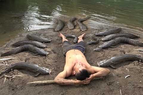 Primitive Life, Survival Skills Living Wild In The Forest, Catch Fish for Survival