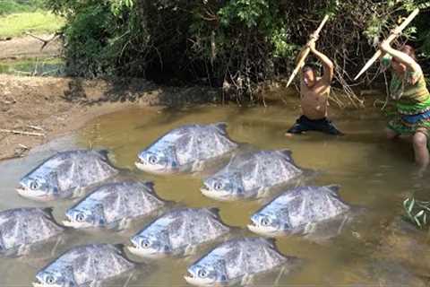 Primitive life: Spear To Catch Big Fish - Skills Survival In Catch Fish