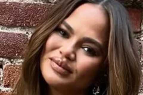Pregnant Chrissy Teigen Shares Nude Bathroom Selfie To Talk About Acid Reflux