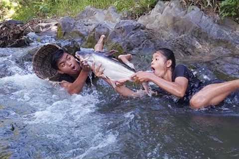 Fish grilled spicy delicious Eating with brother - Survival cooking in forest