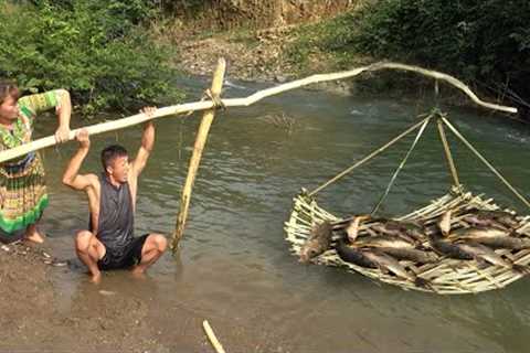 Survival Skills Living Wild In The Forest, Knitting Bamboo Net Catch Fish For Survival