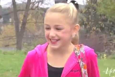 Dance Moms-CHLOE SIGNS AUTOGRAPHS AND ABBY IS NOT HAPPY(S2E1 Flashback)