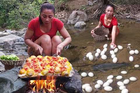 Catch fish and pick egg for food - Cooking egg spice tasty on the rock for dinner- Cooking in jungle