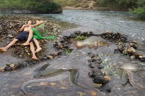 Survival Skills - Build Fish Trap Use Stone Catch Fish - LIVING OFF GRID FISHING
