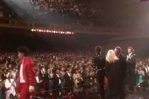 Michael Jackson, Elizabeth Taylor and USA For Africa Artists singing We Are The World - 1986 AMA's