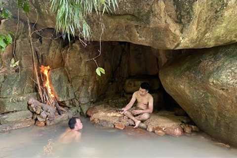Building survival sheltering caves in the forest - Bushcraft cooking looking for wild shrimp crabs