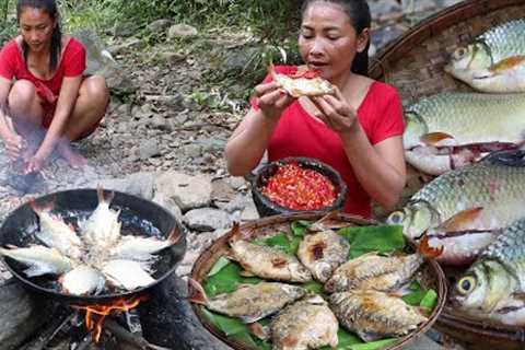 Survival skills: Catch and Cook fish Fries with Peppers sauce I like to eat - Food my village Ep 40