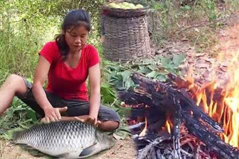 Survival Skills Using mud to cover fish &amp; Eggs as forest skill eating Delicious + 2 More Cooking