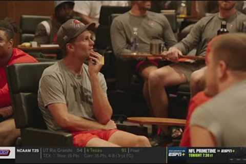 Oz Pearlman arrives at Buccaneers starring Tom Brady, Leonard Fournette and Vita Vea