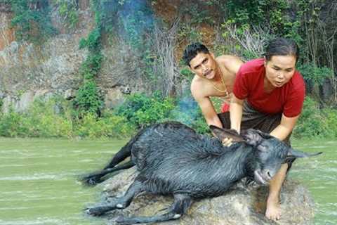 Survival skills- womans found big goat for cook and eat with man-Eating delicious