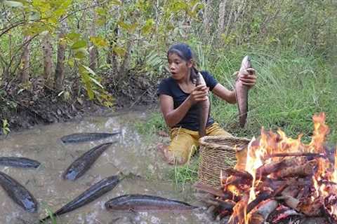 Big fish for food of survival - Big fish grilled in the ground for dinner - Survival in jingle