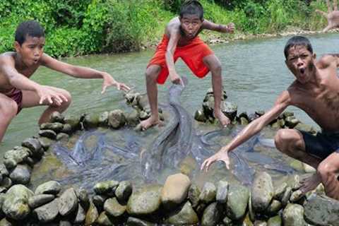 Cooking fish, building a stone dam catch and cook eating delicious | Primitive technology