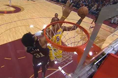 LeBron James tries to dunk on Jarrett Allen but elbows him straight in the face 😬