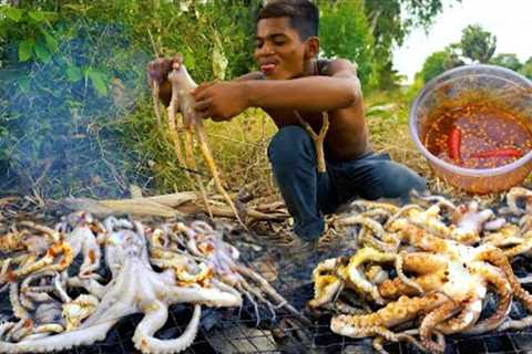SURVIVAL SKILLS COOKING GRILLED SQUID SPIDER OCTOPUS WITH SPICY CHILI SUACE
