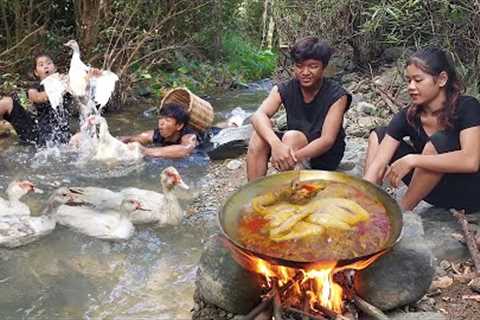Duck curry spicy delicious for dinner - Survival skills in jungle