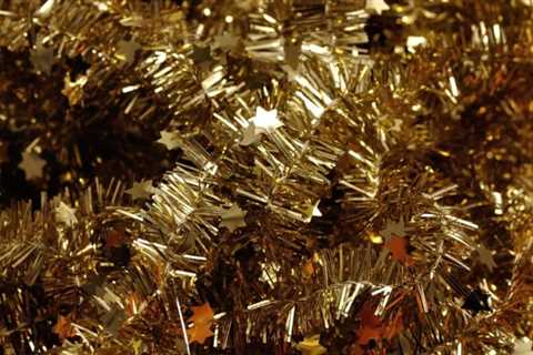 Tired Of Hanging The Same Slightly Tacky Tinsel? This Hack Will Make Your Tree The Prettiest On The ..