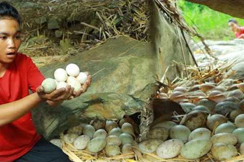 Survival skills- womans found eggs with banana for cook -Eating delicious