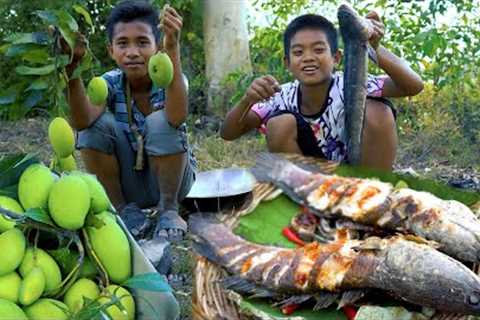 Giant Fish Catch and Cook with Mango Survival Skills Amazing Cooking
