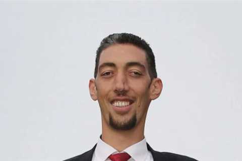 World’s Tallest Man Celebrated 40th Birthday By Posing With A Statue Of The Tallest Man That Ever..