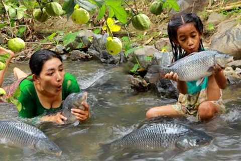 Pick guava fruit and catch big fish in waterfall- Mother steaming fish spicy with lemon for lunch