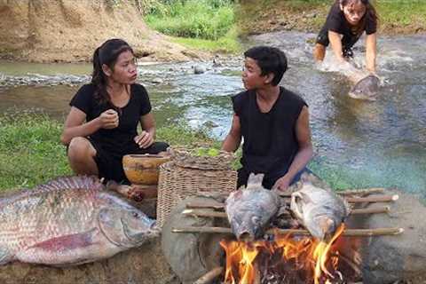 Fresh fish in river for food - Grilled fish for lunch, Survival cooking