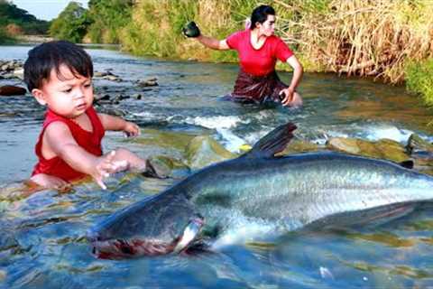 Wild Women - Son amazing Catch big fish in river - cook big fish eating Delicious
