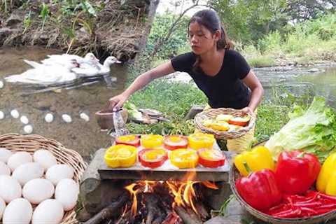 Duck egg grilled in bell peppers on the rock - Survival cooking in jungle