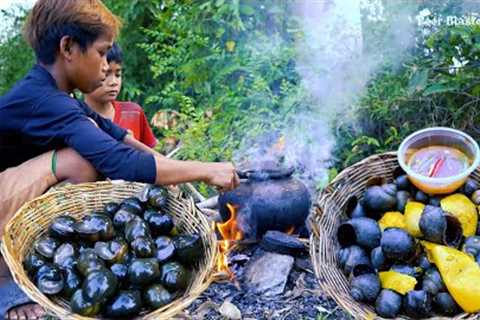 Survival Skills Found Snails and Cooking Snails with Sour Mango in Clay Pot Eating Delicious