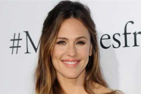 Jennifer Garner Jumps Into The Fire By Hand-Forging Christmas Ornaments