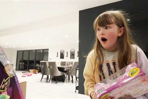 OPENING ALL OUR CHRISTMAS PRESENTS WHEN WE GOT HOME! VLOGMAS DAY 20