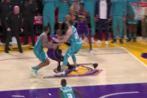 LeBron loses his shoe to tie the game, but failed 😳