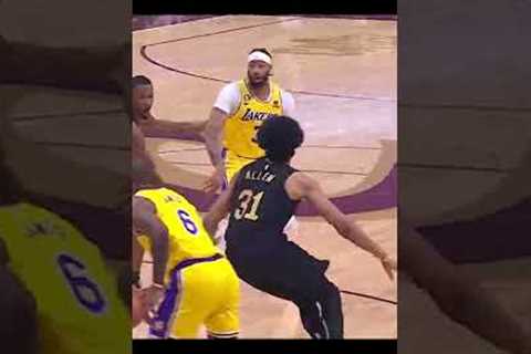 Lebron James back-to-back Dunks in return to Cleveland !