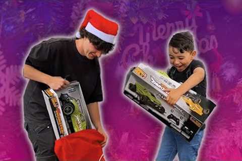 Giving Strangers Christmas Gifts!