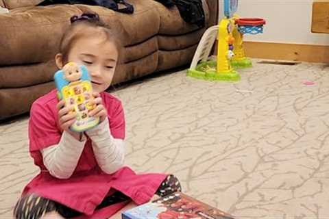🌟AMAZING CUTE LITTLE GIRL OPENING GIFTS