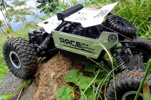 RC CARS OFF ROAD CRAWLER CROSSING ROADS FULL OF CHALLENGES