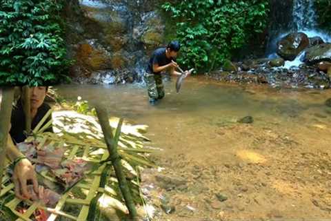 Trap skill to catch all stream fish, survival alone, green forest life - Building life