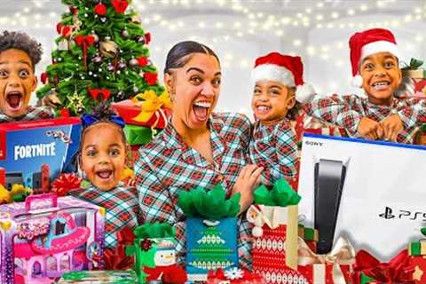 OPENING PRESENTS ON CHRISTMAS MORNING WITH THE PRINCE FAMILY CLUBHOUSE!!