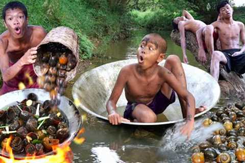 Survival In The Rainforest - Snails Cooked Inside The Pot eating