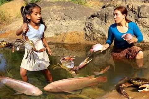 Catch red fish and crabs at waterfall- Mother cooking crab soup for lunch with daughter