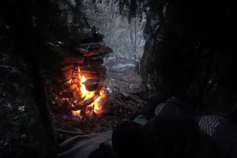 Learn how to build an inconspicuous shelter. Camouflaged shelter in the wilderness. Survivor skills