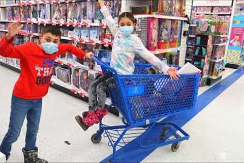 Heidi and Zidane Shopping for Toy at the Toys R Us store