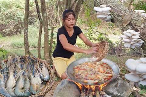 Yummy! Lobster soup spicy with wild mushroom plant - Solo cooking of Survival in forest