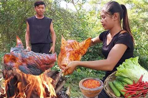 Pig head spicy delicious grilled for lunch with my brother - Survival cooking in jungle