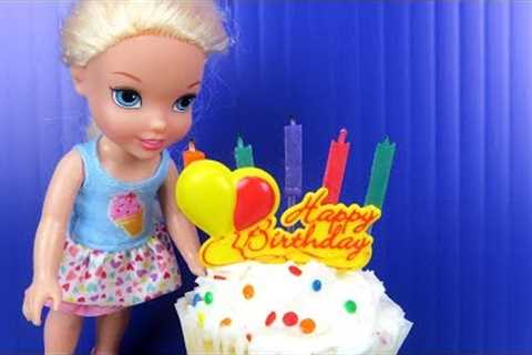 Little Elsa's BIRTHDAY party ! Elsa and Anna toddlers party with friends - Surprise Gifts - Cake