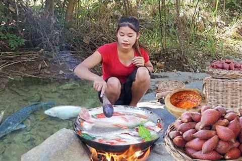 Found and catch Fresh fish in waterfall for food - Fish soup delicious for dinner - Solo cooking