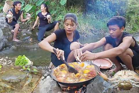 Big crab curry delicious with egg for dinner - Survival cooking in jungle