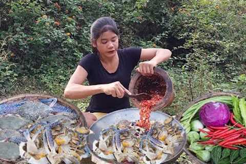 Crabs hot spicy chili with fresh vegetable, Seafood yummy - Solo cooking in forest