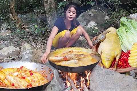 Duck braised spicy delicious for dinner -  Pineapple for snack - Solo cooking in forest
