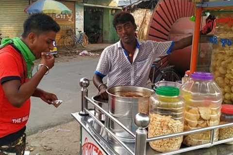 Eating Fuchka ( Golgappa / Panipuri ) -  Indian Street Food Kolkata - Bengali Street Food Lover