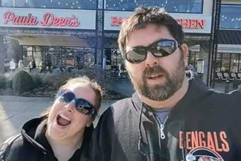 Paula Dean's Family Kitchen Restaurant Review 2023 | PIGEON FORGE TN - Daily Vlog!